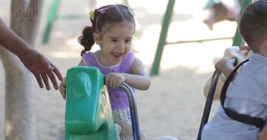 على المرجيحة والزحليقة الأطفال يحتفلون بأول أيام عيد الأضحى بحديقة الأزهر.. صور