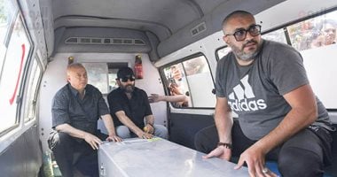 أحمد حلمى يعلن اقتصار عزاء والدته على المقابر فقط وخلال تشييع جثمانها.. صور