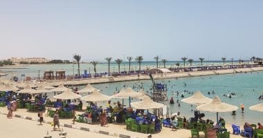 توافد الزائرين على شواطئ الغردقة في ثالث أيام العيد المبارك.. فيديو وصور