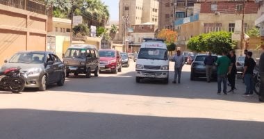 وصول سيارة إسعاف لنقل جثمان والدة الفنان أحمد حلمى من المستشفى للمسجد ببنها.. فيديو
