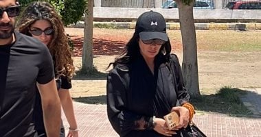 منى زكي تصل مسجد ناصر للمشاركة في جنازة والدة زوجها ببنها.. صور