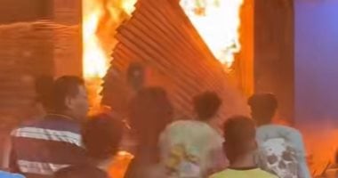 إصابة شخصين إثر اشتعال حريق في مخزن بويات بالوراق.. صور