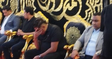دموع وحزن حمو بيكا أثناء تلقيه عزاء والده بالإسكندرية.. فيديو