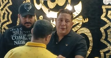 أصدقاء وأقارب حمو بيكا واقفين معاه في عزاء والده بالإسكندرية.. فيديو