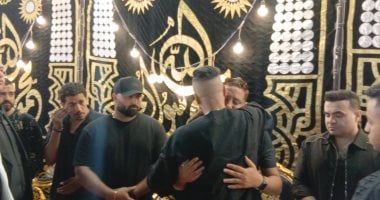 بالأحضان.. حسن شاكوش يواسي حمو بيكا في عزاء والده بالاسكندرية.. فيديو