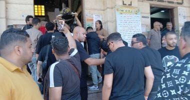 محمود الليثي ورضا البحرواي فى تشييع جثمان والد حمو بيكا بالإسكندرية.. صور
