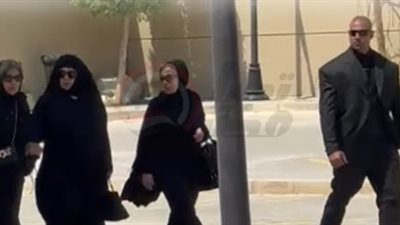 فيفي عبده ولبلبة.. بدء توافد نجوم الفن على جنازة هاني شاكر| صور