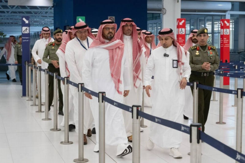 نائب أمير مكة يتفقد صالة مبادرة “طريق مكة” في مطار جدة