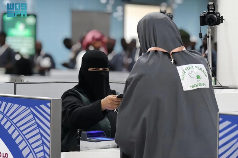 جوازات مطار المدينة تستقبل أولى رحلات ضيوف الرحمن من نيجيريا القادمين لأداء الحج
