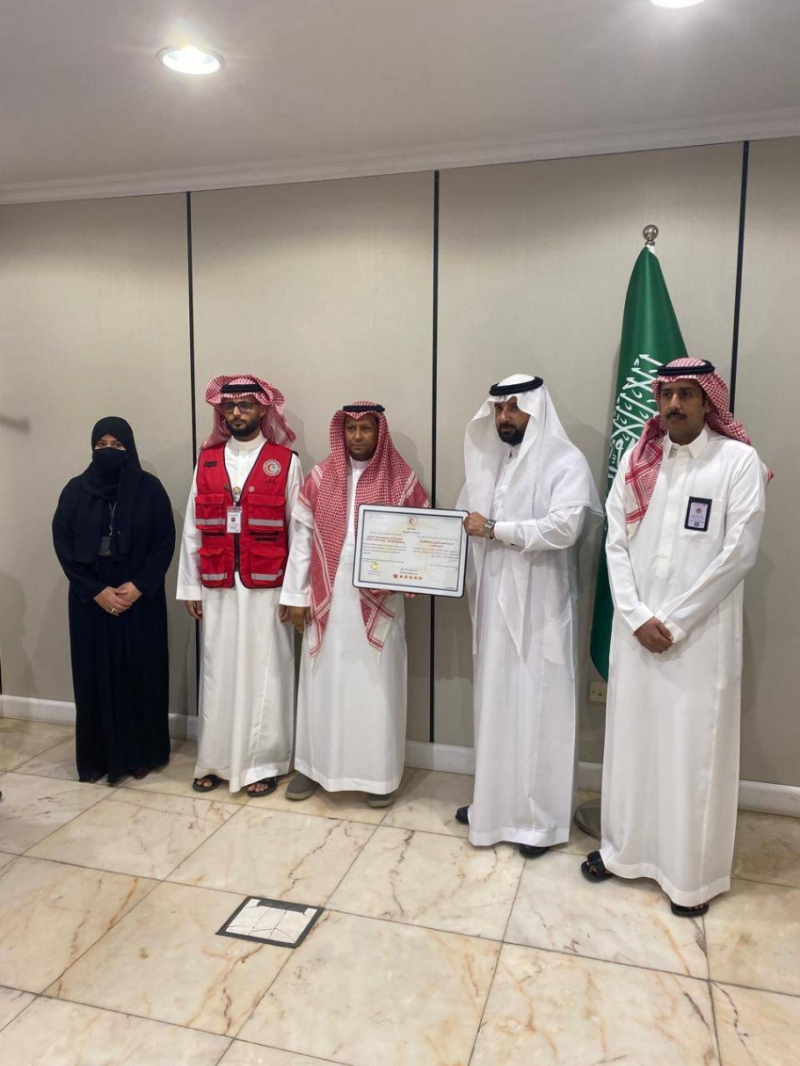الهلال الأحمر بمكة المكرمة يمنح تعليم جدة شهادة الامتثال
