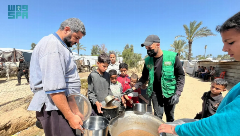 مركز الملك سلمان يوزّع 25,000 وجبة غذائية ساخنة في قطاع غزة