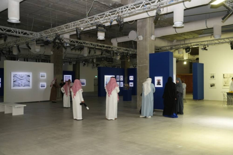 ريم الفيصل تحاور “أرض الحجيج والشعراء” بالألوان في معرض بـ”مساحة وصل الفنية”
