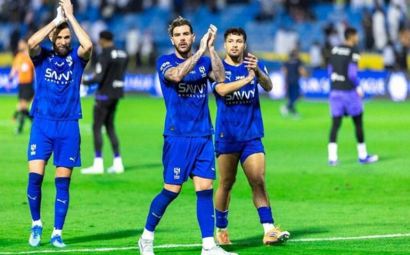 الهلال يتجاوز الخليج بصعوبة ويقلص الفارق بينه وبين النصر