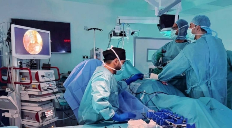 نجاح أول عملية لاستئصال الانزلاق الغضروفي القطني لمريضة بمستشفى القطيف