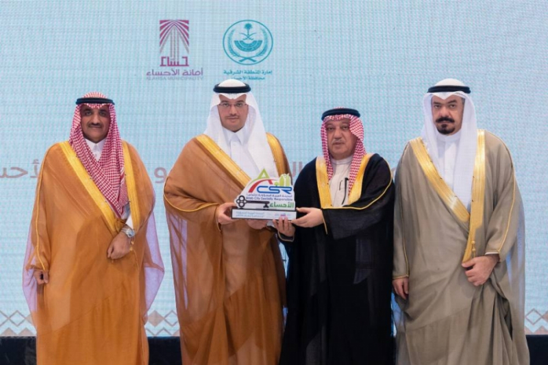 محافظ الأحساء يتسلّم مفتاح “المدينة العربية المسؤولة اجتماعيًا 2026”