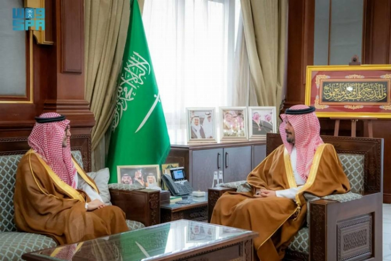 أمير المدينة يستقبل المدير التنفيذي لإدارة الخدمات الصحية بوزارة الدفاع