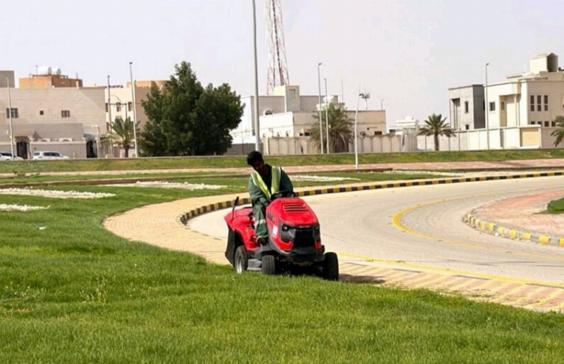 حملات ميدانية مكثفة في النعيرية لرفع كفاءة الطرق والحدائق والمرافق العامة