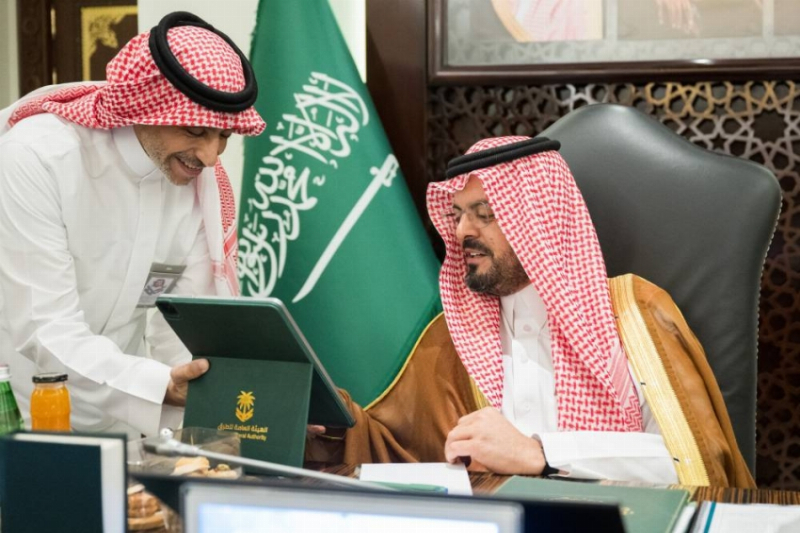 نائب أمير منطقة مكة يُدشّن 10 مشروعات للطرق وحملة “طرق متميزة آمنة” بالمنطقة