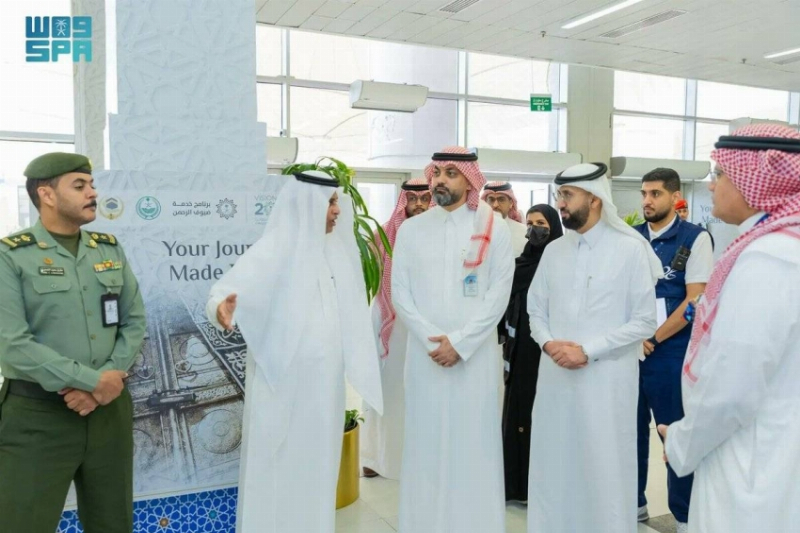 رئيس هيئة الغذاء والدواء يزور صالة مبادرة “طريق مكة” في مطار الملك عبدالعزيز الدولي بجدة
