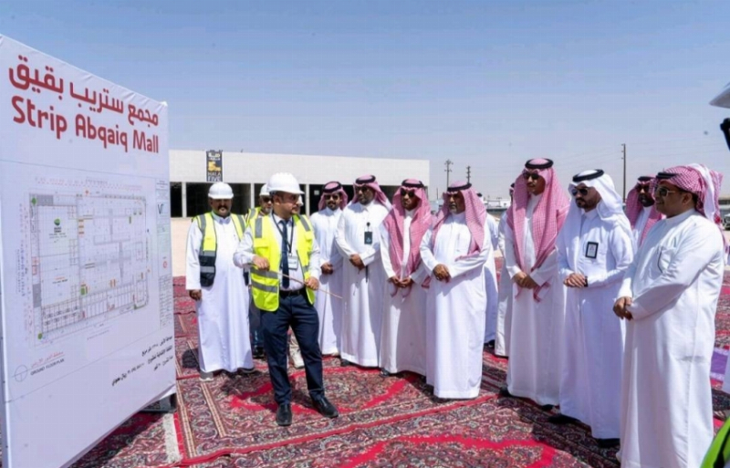 محافظ بقيق يطلع على سير العمل في مشروع مجمع ” ستريب بقيق