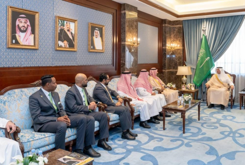 الأمير سعود بن طلال يكرّم منسوبي مطار الأحساء لجهودهم في رفع كفاءة التشغيل وجودة الخدمات