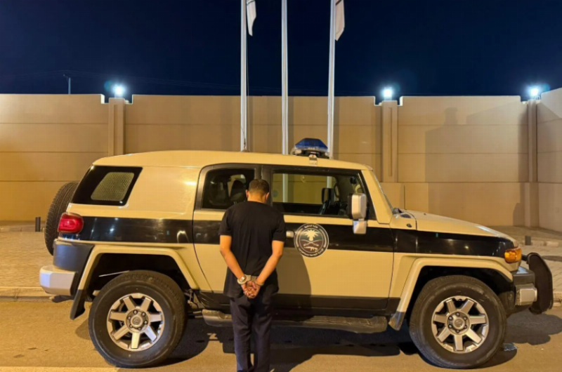 “دوريات المجاهدين” بمنطقة جازان تقبض على مواطن لنقله 4 مخالفين لنظام أمن الحدود