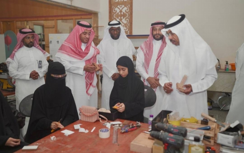 مدير تعليم الأحساء يتفقد الورش الفنية في أكاديمية الحرفيين