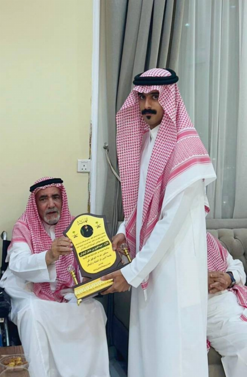 آل عمر يحتفلون بتخرج عبدالعزيز من “فهد الأمنية”