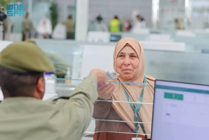 جوازات مطار جدة تستقبل أولى رحلات الحجاج من سوريا