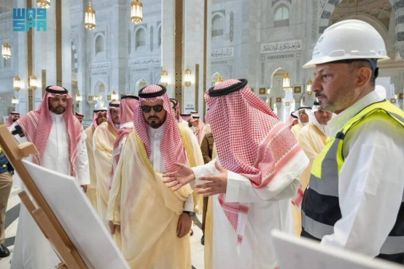 نائب أمير مكة يتفقد “مركز النوارية” ويزور المسجد الحرام