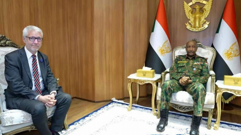 البرهان يبحث مع وفد فرنسي تطورات الأوضاع في السودان
