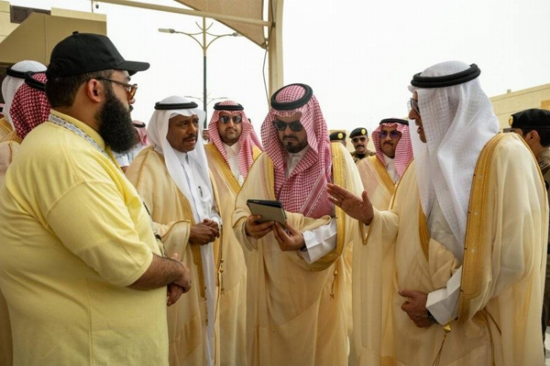 نائب أمير مكة يتفقد مركز استقبال الحجاج بالنوارية ويزور المسجد الحرام