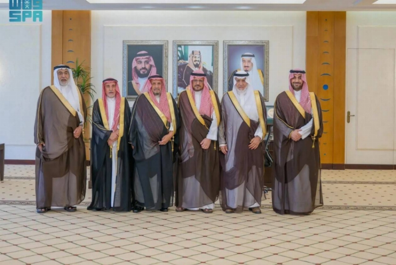نائب أمير القصيم يستقبل محافظ عنيزة وأعضاء مجلس أسرة السليم
