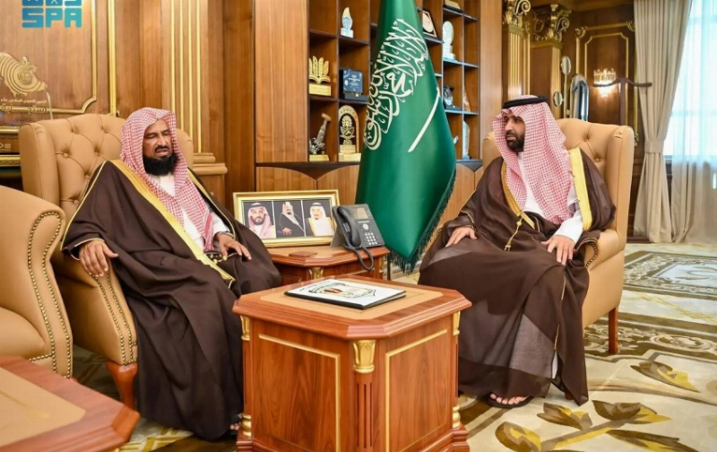 أمير جازان يتسلم التقرير السنوي لأعمال وجهود فرع رئاسة البحوث العلمية والإفتاء بالمنطقة