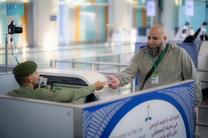 جوازات مطار المدينة تستقبل أولى رحلات ضيوف الرحمن من روسيا القادمين لأداء فريضة الحج