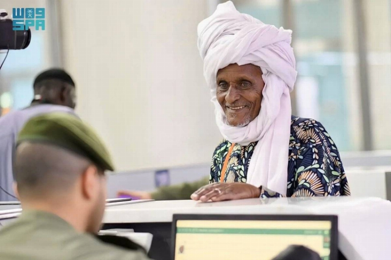 جوازات مطار الأمير محمد بن عبدالعزيز تستقبل أولى رحلات ضيوف الرحمن من بنين