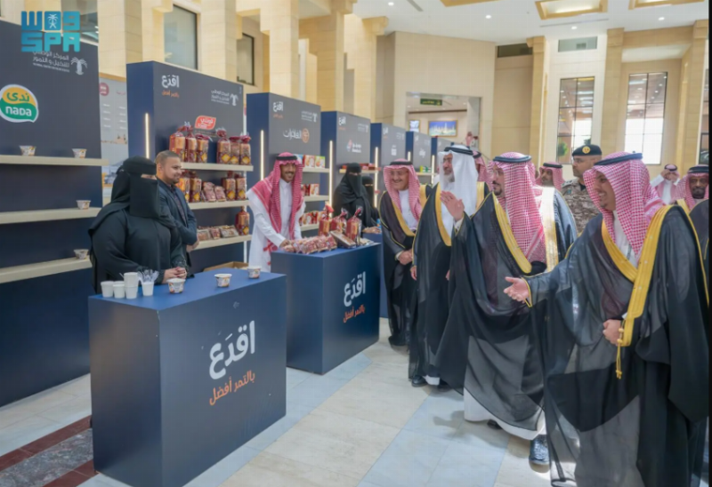 أمير القصيم يُدشِّن معرض “اقدع بالتمر أفضل” ويطّلع على مبادرات تطوير قطاع النخيل والتمور