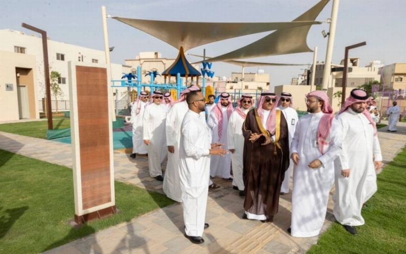 أمين الأحساء يدشن حديقة المنيزلة