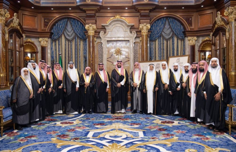 ولي العهد يستقبل وفد تكريم خادم الحرمين ويتلقى هداياه