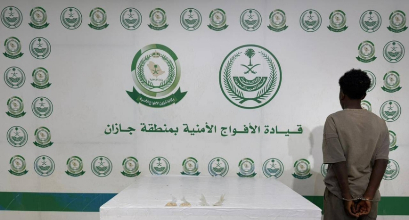 “دوريات الأفواج” بجازان تقبض على مخالف لنظام أمن الحدود لتهريبه مادة الإمفيتامين المخدر