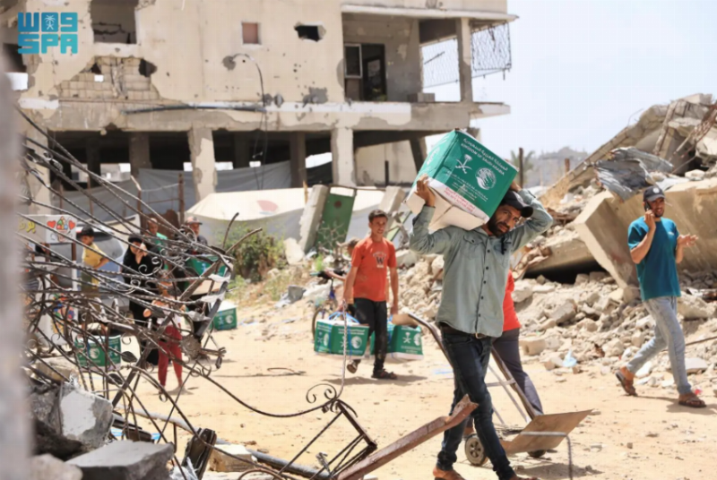 مركز الملك سلمان يوزّع 410 سلال غذائية في مدينة خان يونس بقطاع غزة