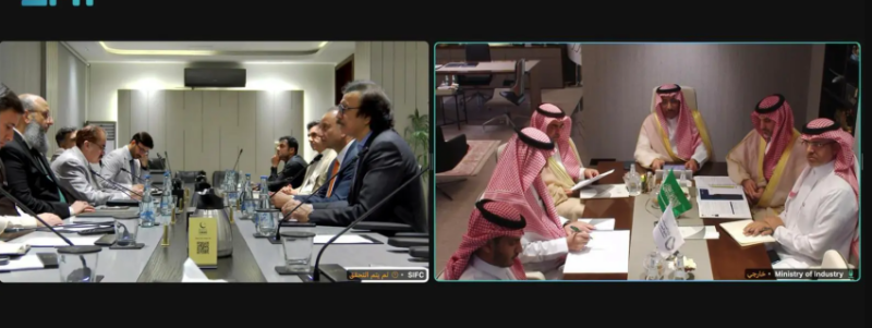 وزير الصناعة يناقش فرص توسيع الشراكة الصناعية مع نظيره الباكستاني