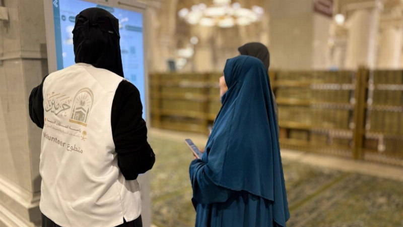 الفرق التطوعية برئاسة الشؤون الدينية تباشر أعمالها الميدانية لخدمة القاصدات بالمسجد الحرام خلال الحج
