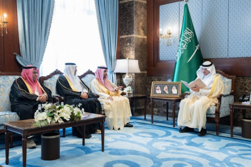 محافظ الأحساء يطّلع على جهود وبرامج بنك التنمية الاجتماعية بالمحافظة