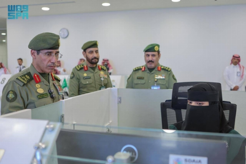 المدير العام للجوازات المكلّف يقف ميدانيًّا على سير العمل بجوازات مطار الطائف