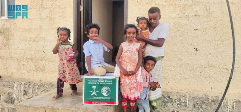 “سلمان للإغاثة” يوزع 6 أطنان من السلال الغذائية في جزيرة ميون