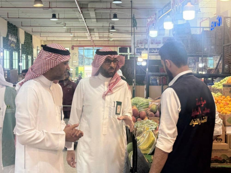 مدير بيئة الطائف يقف ميدانياً على الأسواق والمسالخ
