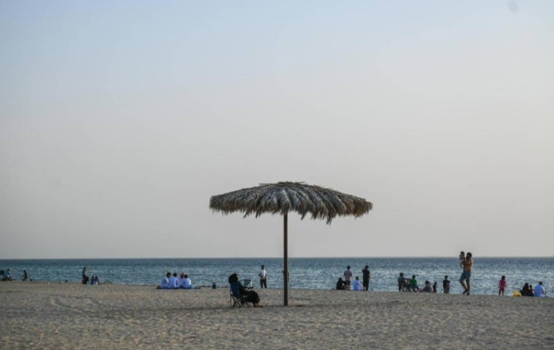 شاطئ المرجان بالظهران يشهد توافد كبير من الزوار وسط منظومة خدمات متكاملة