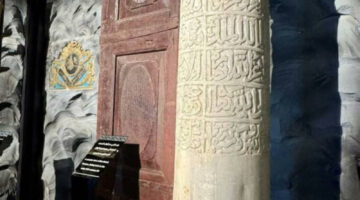 عمود رخامي نادر يوثق مئذنة تاريخية في المسجد الحرام