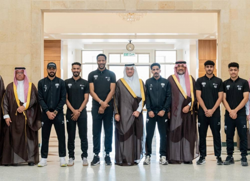 محافظ الأحساء يكرّم نادي هجر بمناسبة صعوده إلى دوري يلو